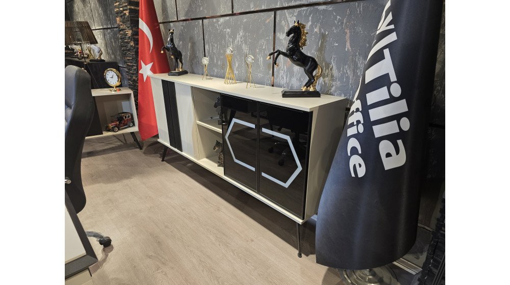 Aytaşı lüks yönetici masa takımı; LED aydınlatmalı geometrik ön paneli, lazer kesim lama demir ayakları ve uyumlu koltuk takımı ile modern ofis ortamında sergileniyor.